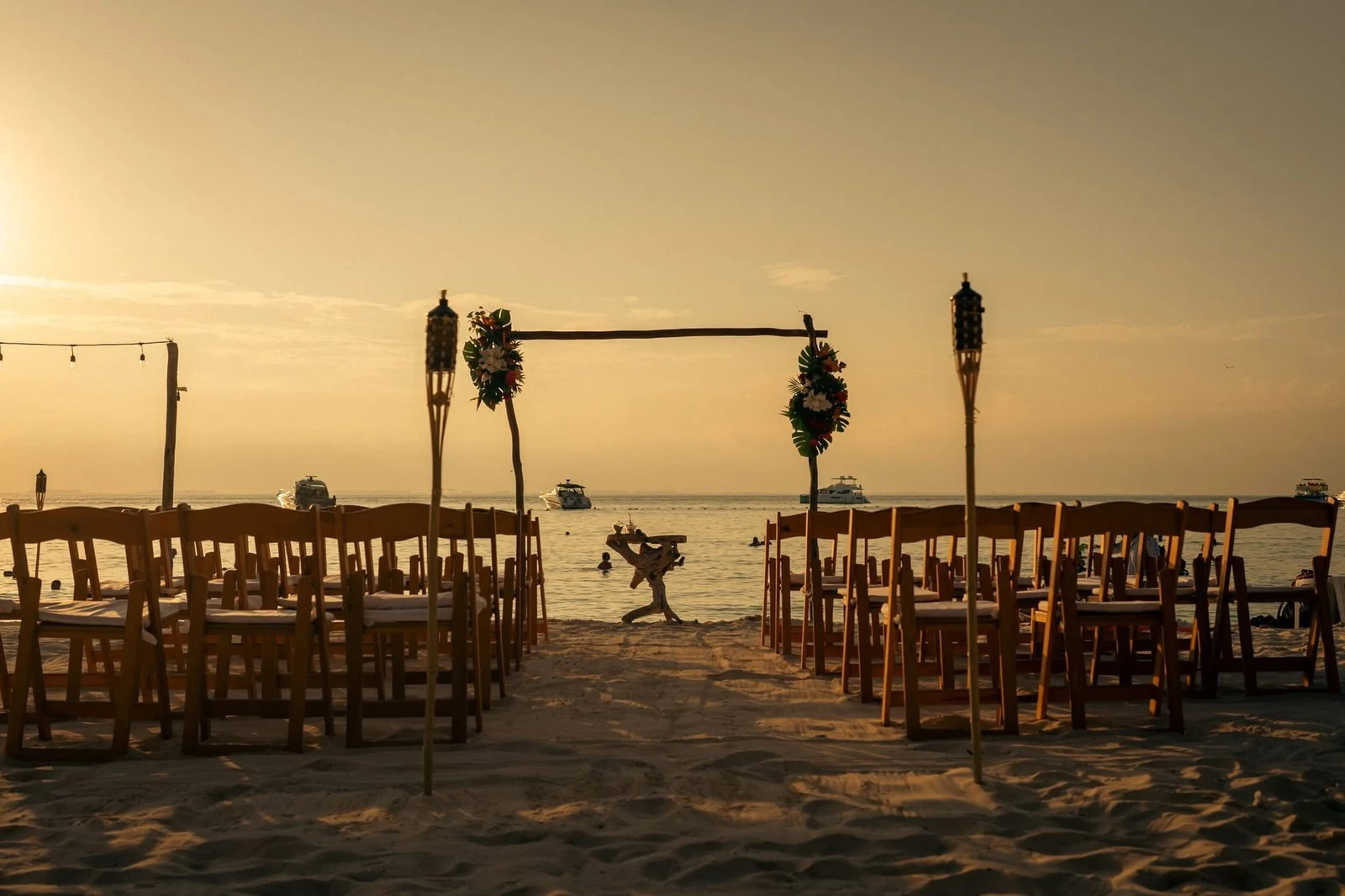 Ceremonia en playa al atardecer